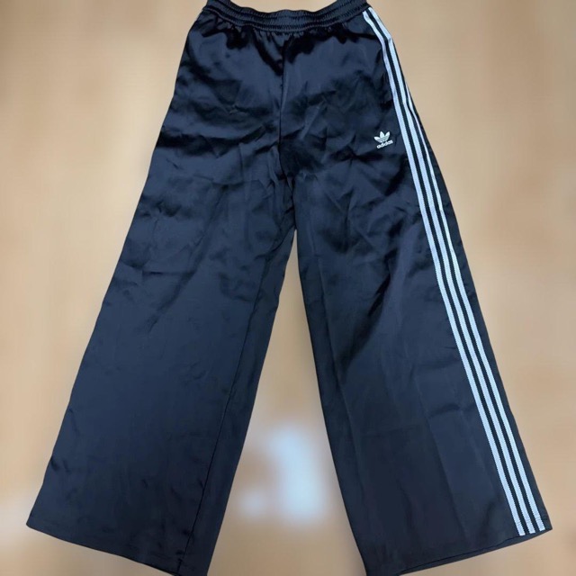 adidas ブラック サテン ワイドパンツ (1/7)