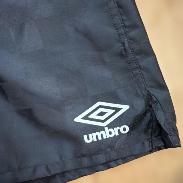 レトロ・レア umbro チェック柄 サテン ブラック サッカーパンツ (2/4)