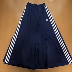 adidas ネイビー サテン フレアスカート S