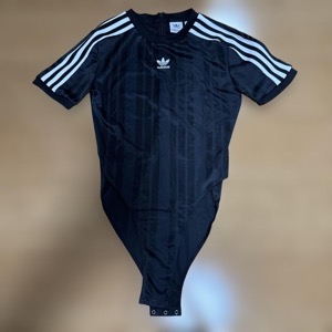 adidas ブラック ストライプ ボディスーツ