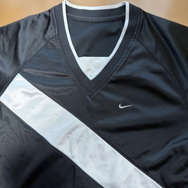 Nike レディース Vネック ゲームシャツ 黒/白 (3/6)