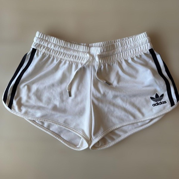 adidas レディース ショートパンツ ホワイト トレフォイル