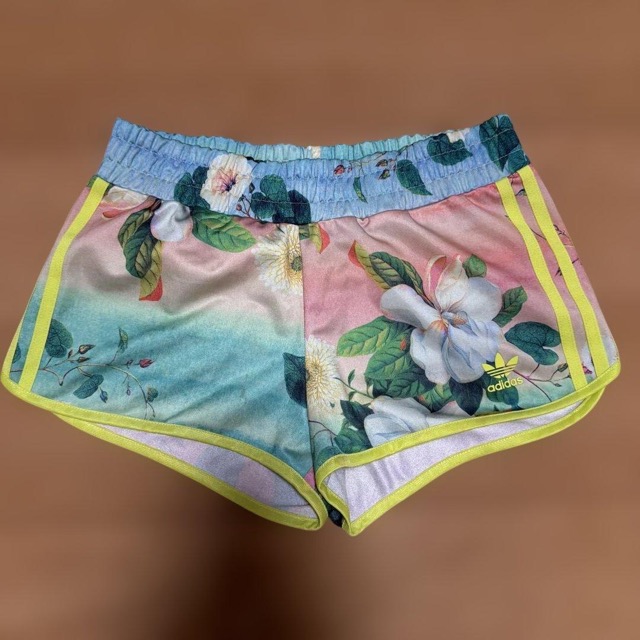 adidas 花柄ショートパンツ レディースam (1/3)
