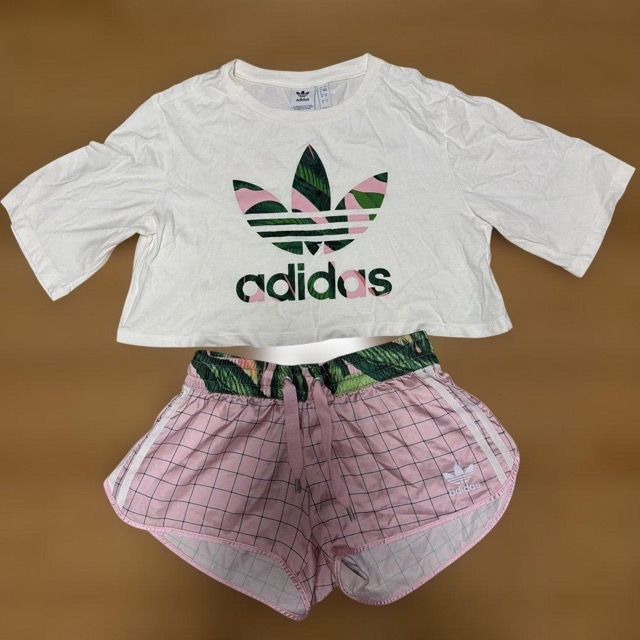 adidas クロップドTシャツ・ショートパンツセット (1/4)