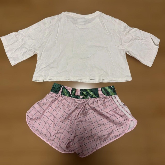 adidas クロップドTシャツ・ショートパンツセット (2/4)