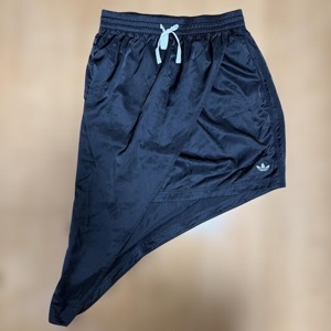adidas アシンメトリックミニスカート ブラック