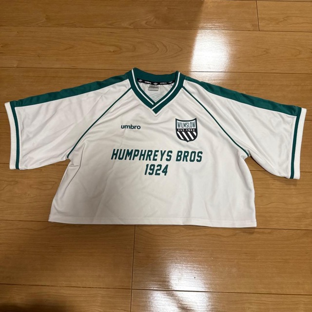 umbro スポーツシャツ 半袖 F ホワイト/グリーン クロップド 韓国 (1/3)